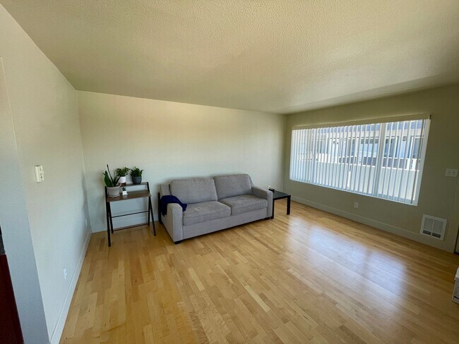 Photo - Modern Elegance with Bay Views: Charming 1... Unidad 204