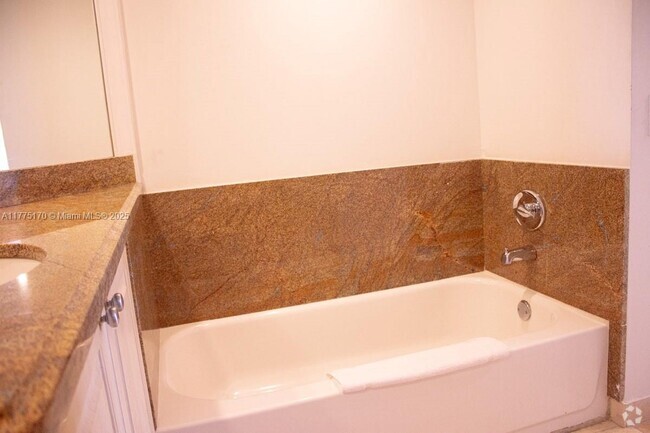 Building Photo - 1717 N Bayshore Dr Unit B-4141 Rental
