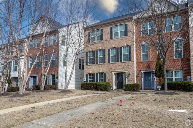 Building Photo - Amazing 3 BR/2 Full BA & 2 Half BA EOG Tow... Rental