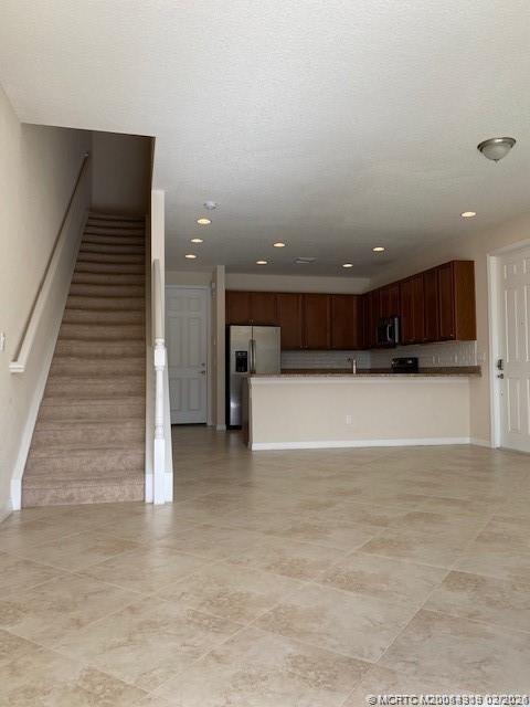 Photo - 566 SW Glen Crest Way