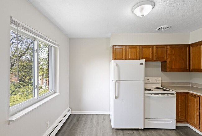 Photo - Brentwood Apartments (460 Silver LLC)