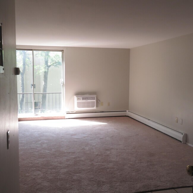 Photo - CAMBRIDGE APTS -- 043