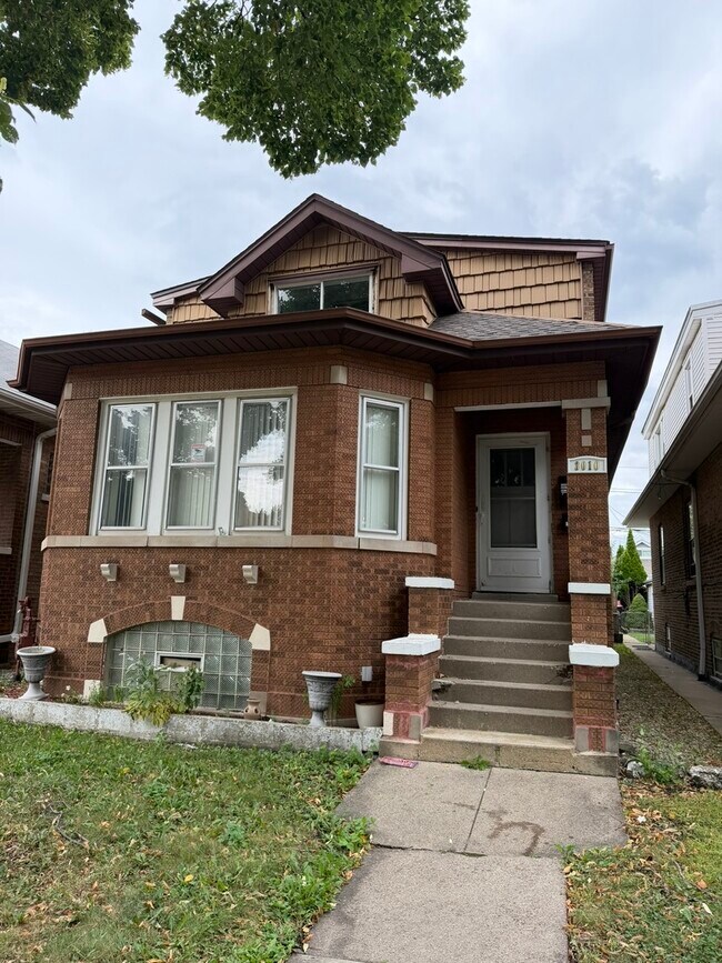 Building Photo - 3010 N Linder Ave