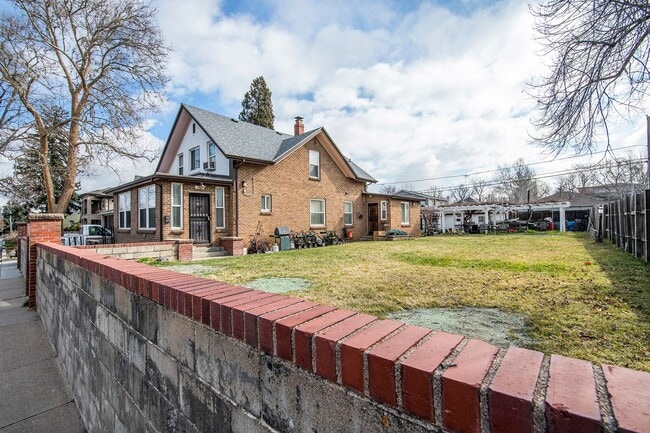 Building Photo - Adorable 2-bedroom apartment - Highlands B...