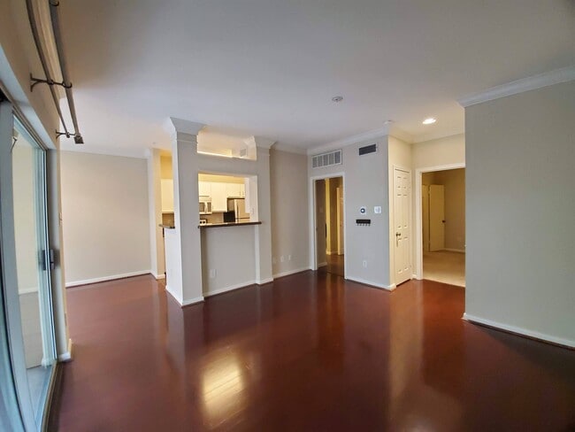 Living area - 3231 Allen Pkwy Apartment Unit 6204