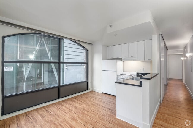 1BR, 1BA - 620SF - Living Room