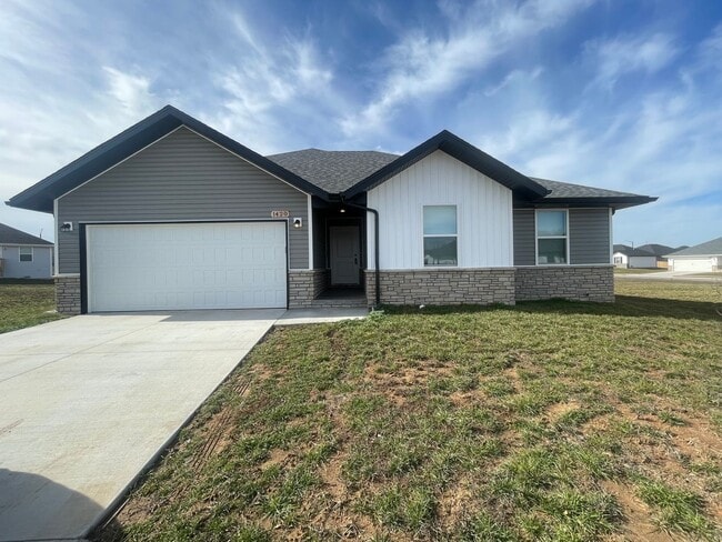 Building Photo - Make this beautiful modern home yours!!