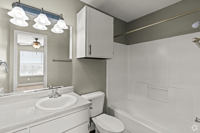 3BR, 2BA - 1049SF - Bathroom