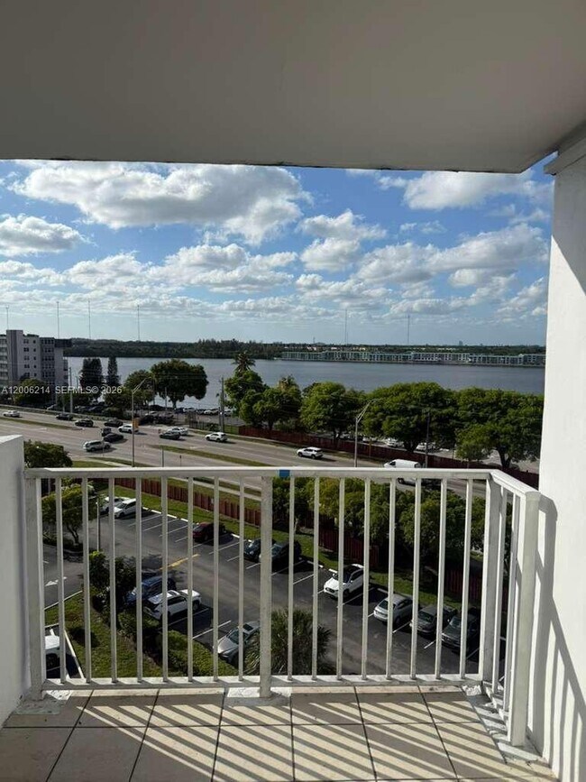 Building Photo - 1200 NE Miami Gardens Dr Unit 812W