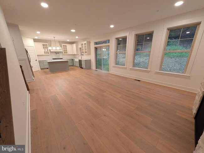 Photo - 1490 Thurston Rd