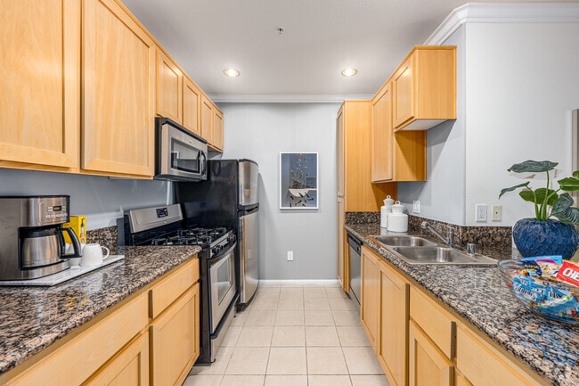 2BR, 2BA - 946SF - Kitchen