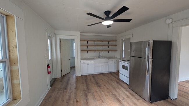 Building Photo - 416 Burgess St