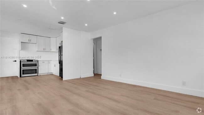 Building Photo - 32 SW 9th St Unit 1 Rental