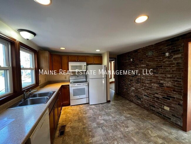Building Photo - 40 Dillingham St Rental