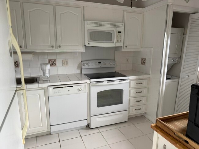 Building Photo - 1523 E Hillsboro Blvd Unit 335