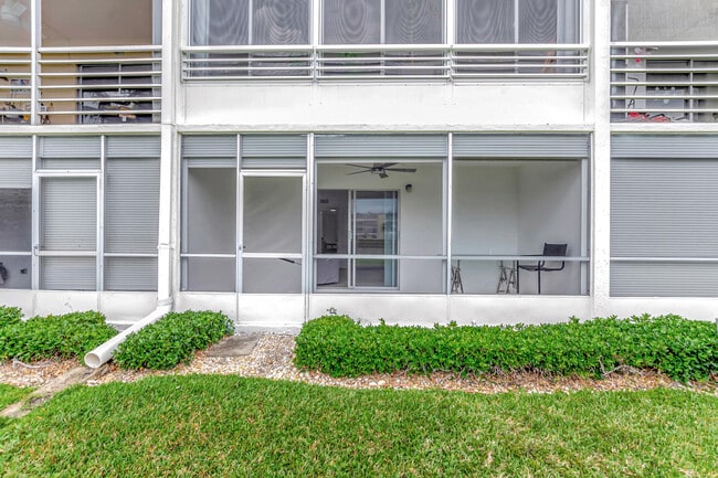 Photo - 1072 Yarmouth E