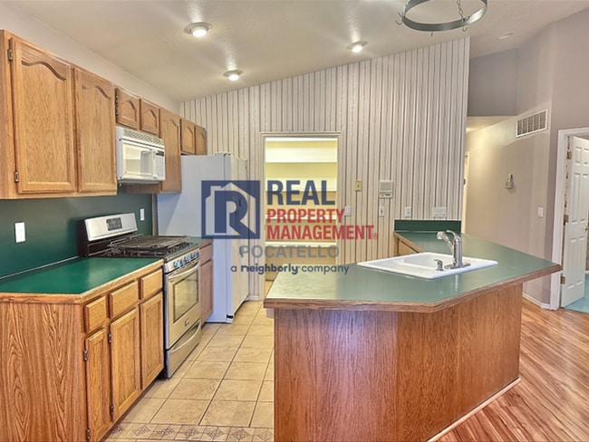 Photo - 3 Bed 2.5 Bath Twin Home - Double Car Garage - Small dogs negotiable