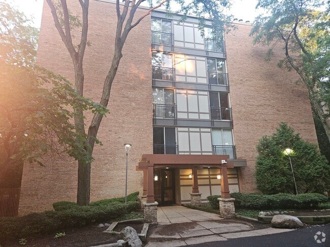 Building Photo - 5800 Oakwood Dr Unit 1J Rental
