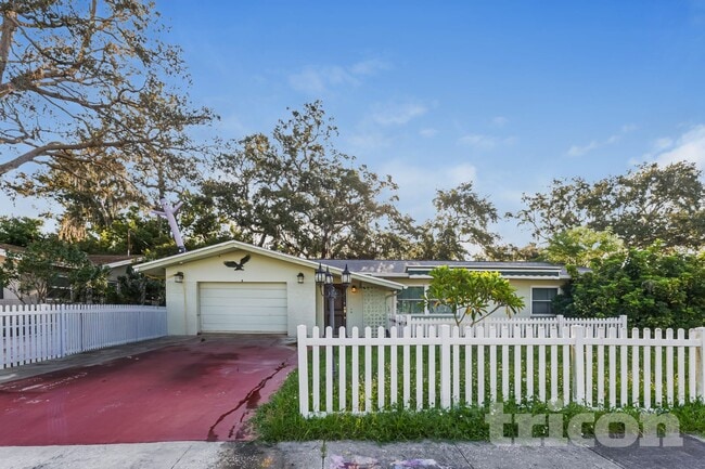 Building Photo - 1745 Woodridge Dr