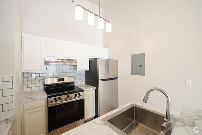 1BD, 1BA - 928SF - Kitchen