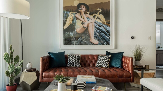Sala de estar del apartamento con piso de madera y balcón.