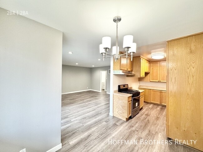 Building Photo - 5415 Newcastle Ave Unit 3