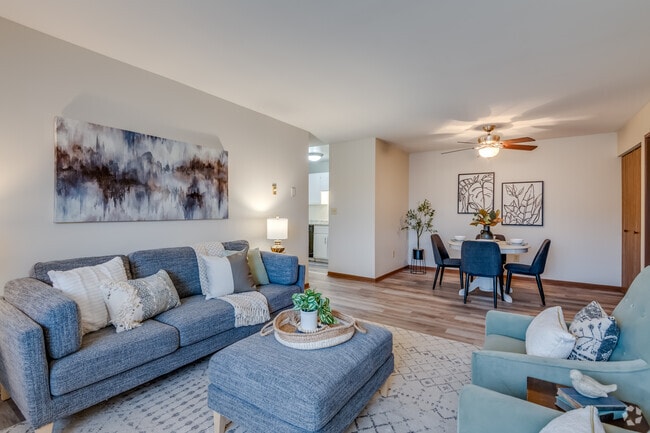 2 BR, 1 BA - 960SF