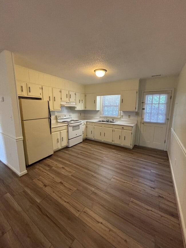 Photo - 305 W Hill St