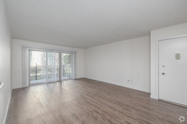 1BR, 1BA - 746SF - Living Room - Willow Tree