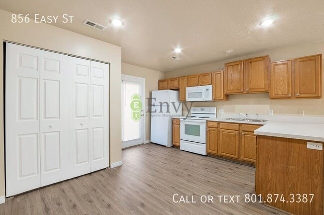 Photo - 856 Easy St