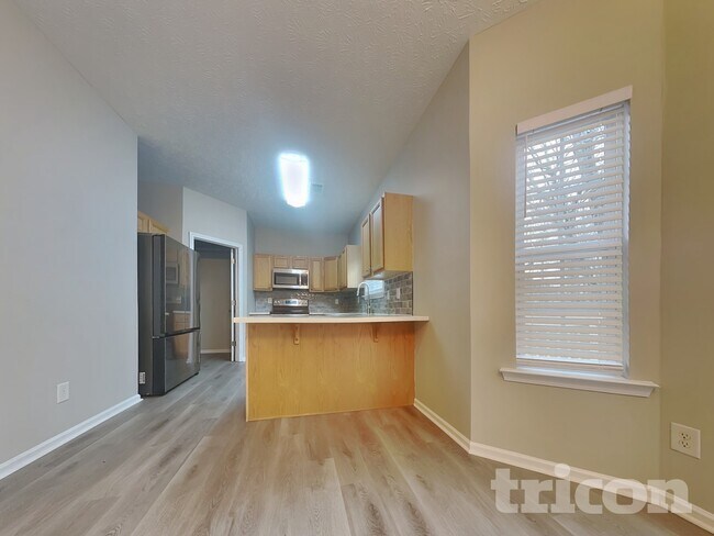 Photo - 37 Roxbury Ln