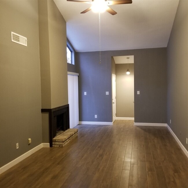 Building Photo - 6401 Deihl Rd Unit 308