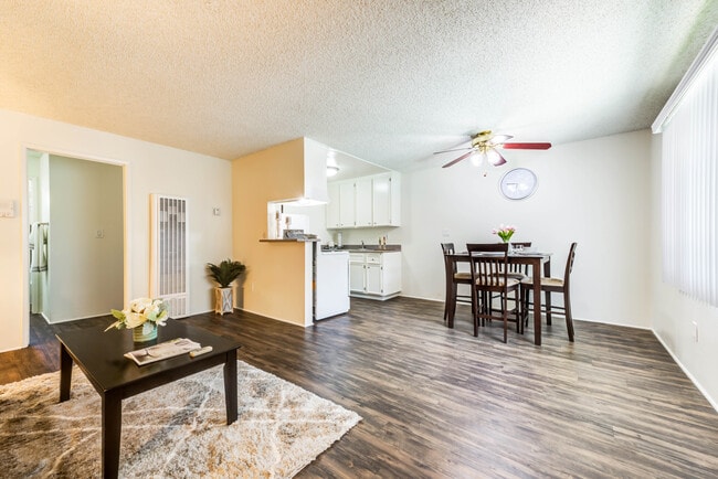 Disposición de concepto abierto de gran vivir en un apartamento de una habitación en el Promenade Apartments en Van Nuys, CA
