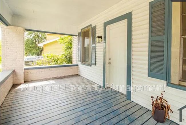 Photo - 1521 Graymont Ave W