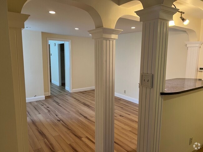 Building Photo - 109 W Hollis St Unit 1st floor Rental