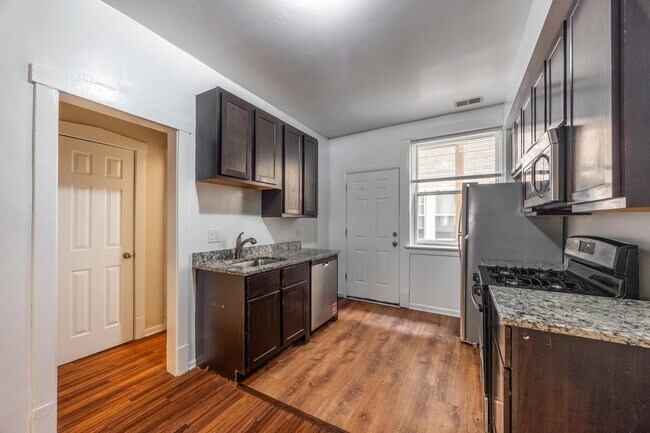 Building Photo - 3753 W Sunnyside Ave Unit 1