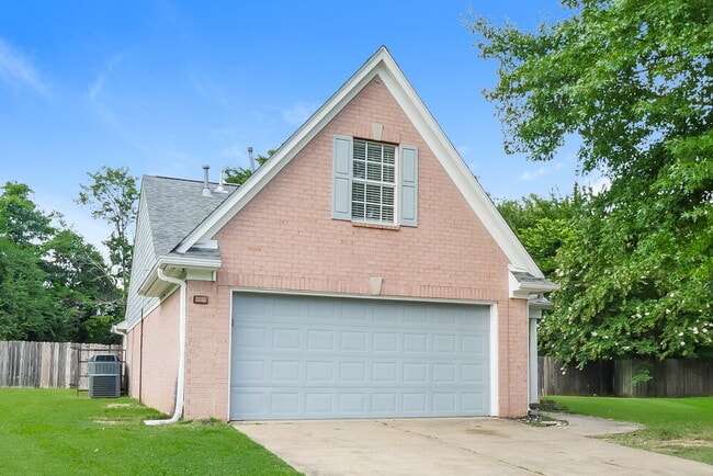 Building Photo - 10678 Pecan Meadow Dr N