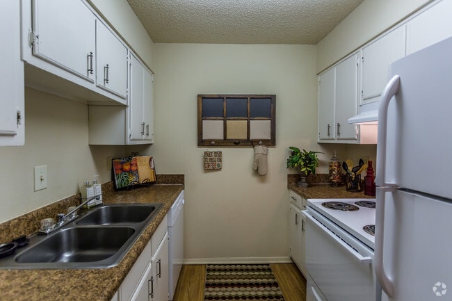 2BR, 2BA - 948 SF - Kitchen - Pinebrook Pointe-New