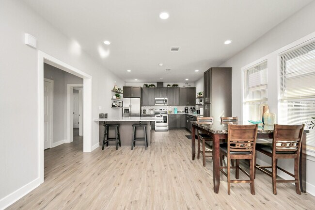 Photo - 1326 Hussion St