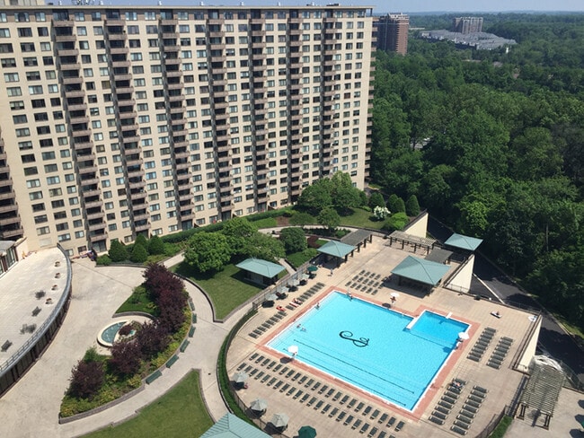 Building Photo - 5225 Pooks Hill Rd Unit 1206S Rental