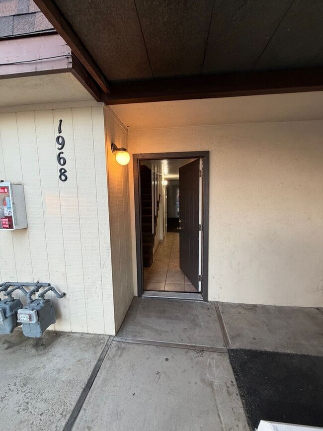 Building Photo - 1968 Stine Rd Unit 1968