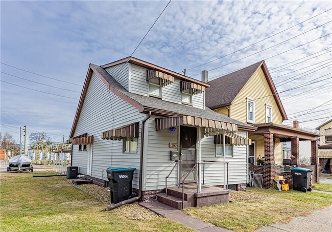 Photo - 302 Bridge St