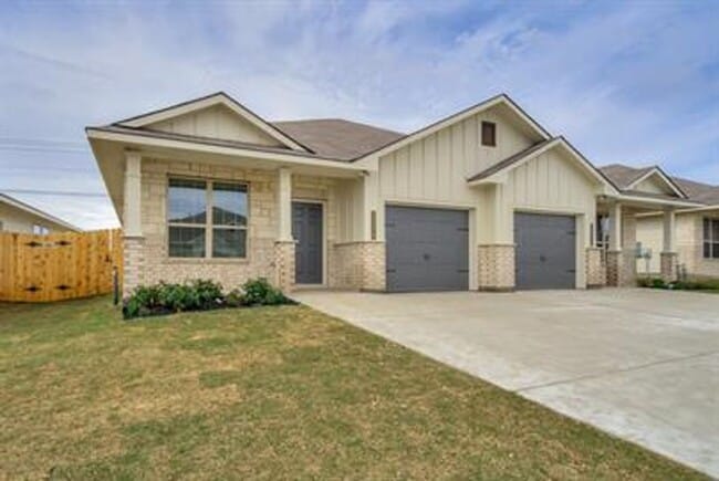 Building Photo - Beautifully designed and thoughtfully maintained duplex