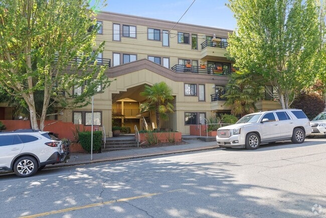 Building Photo - Wallingford one-bedroom one bath, includes... Unit #402 Rental