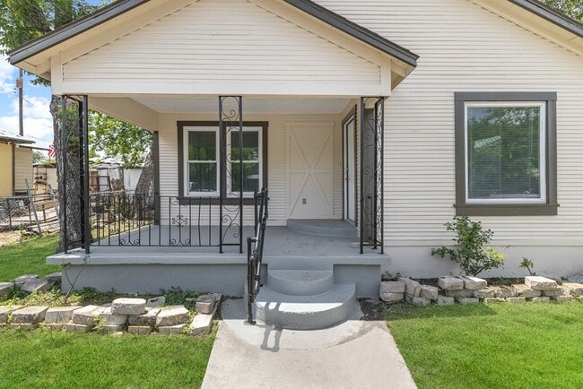 Building Photo - 1906 Montezuma St Rental