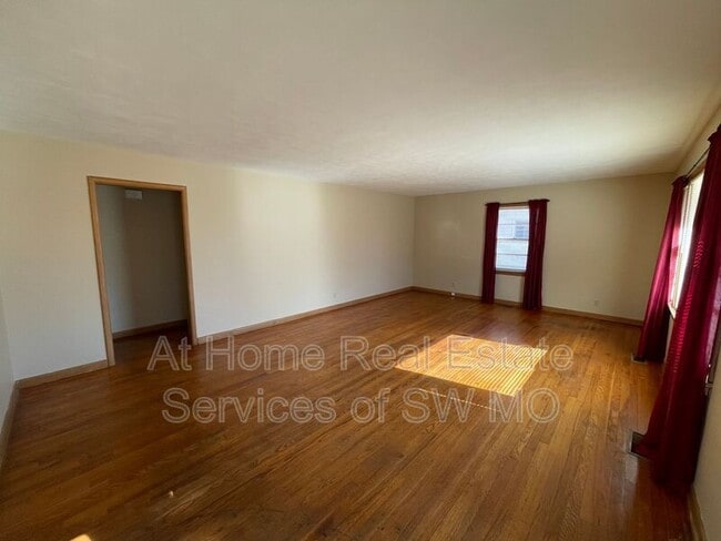 Photo - 533 W Crestview St