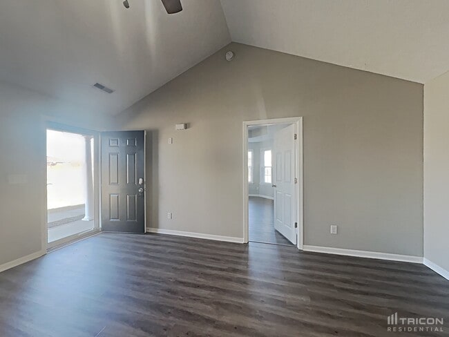 Photo - 901 Laramie Ct