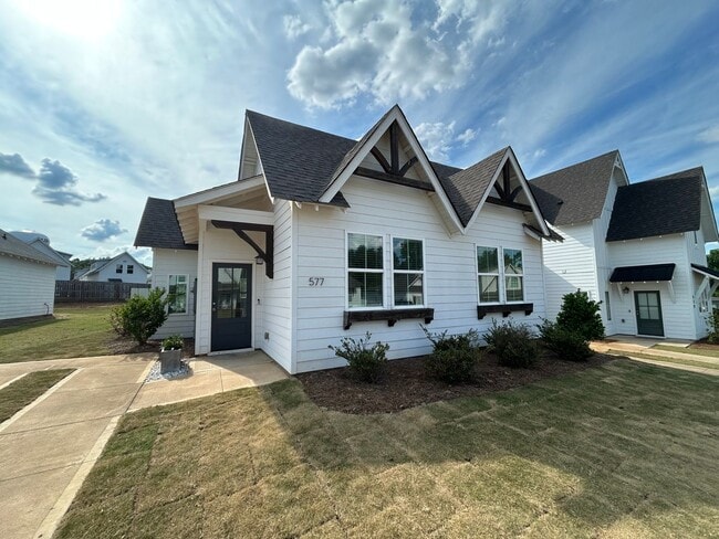 Building Photo - 577 Piper Ave