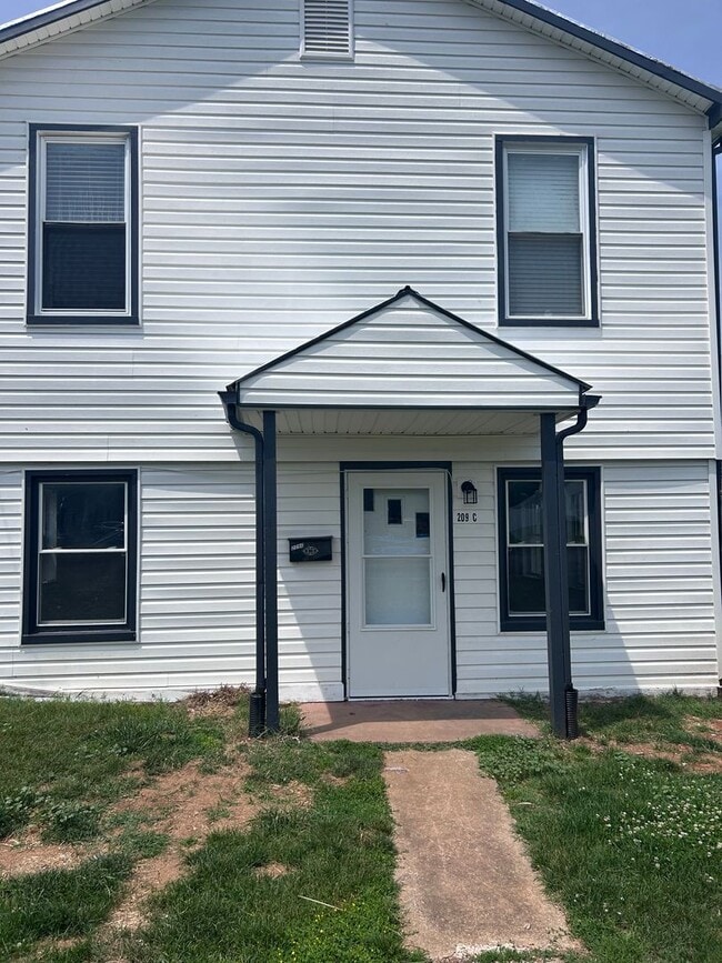 Larger Renovated 2 Bed / 1 Bath Apartment ... - Larger Renovated 2 Bed / 1 Bath Apartment ...