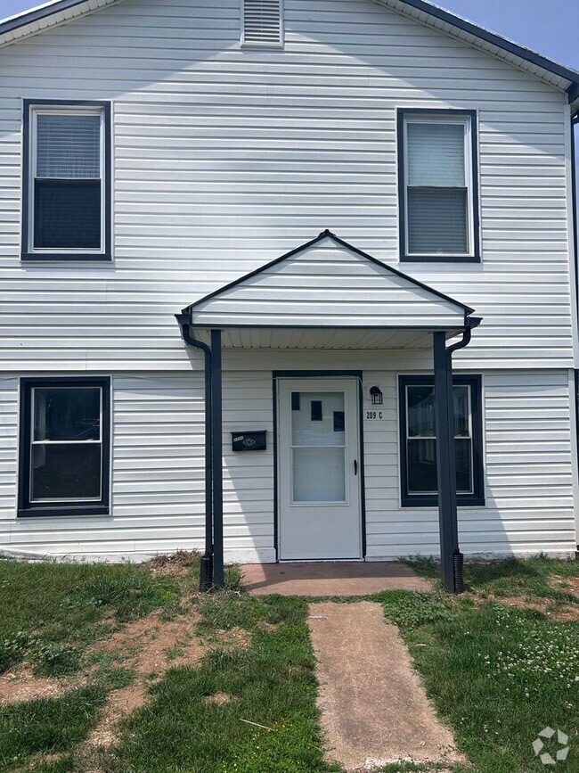 Building Photo - Larger Renovated 2 Bed / 1 Bath Apartment ...